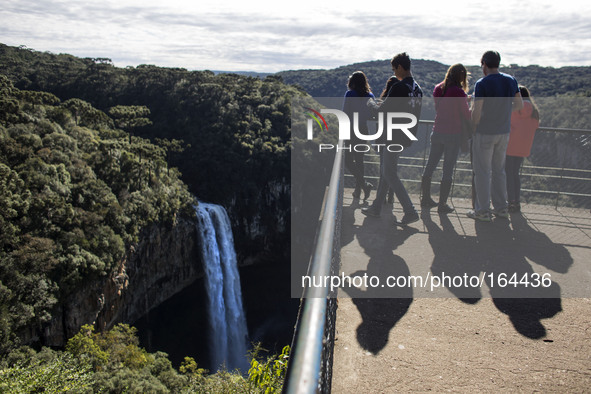 (140703) -- RIO GRANDE DO SUL, July 3, 2014 () -- Tourists visit the Caracol Falls in the Municipality of Canela, Rio Grande do Sul state, B...