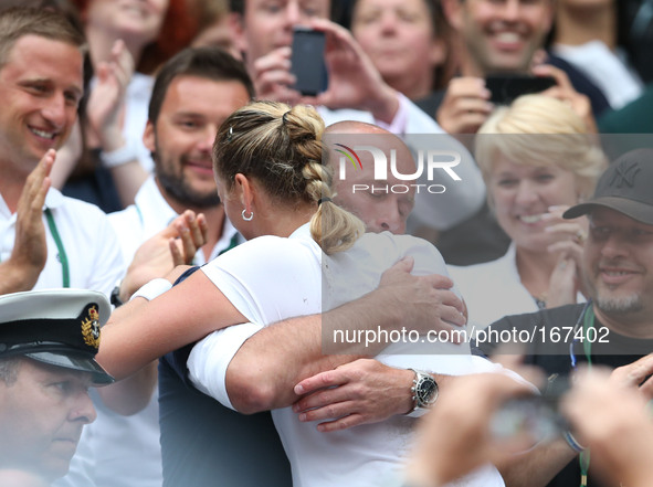 (140705) -- LONDON, July 5, 2014 () -- Czech Republic's Petra Kvitova celebrates with her team after the women's singles final match against...