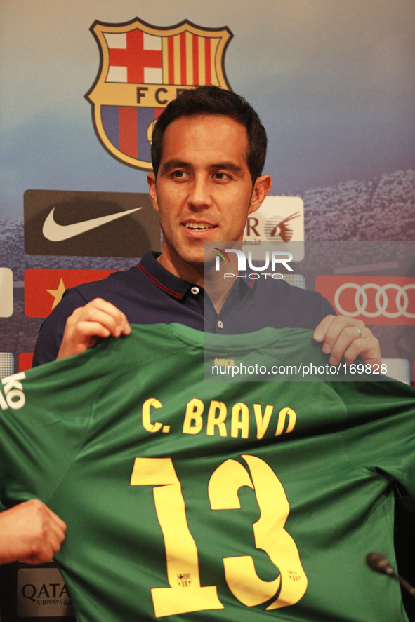 BARCELONA-SPAIN -07 July. presentation of Claudio Bravo as new player of FC Barcelona, at the offices of the club, July 7, 2014. Photo: Joan...