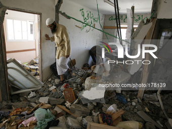 A Palestinians inspect the building of the 