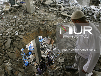 A Palestinians inspect the building of the 