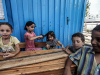 Palestinians childs in a United Nations School after the evacuation of homes near the border in the Jabalya refugee camp in Gaza Strip, on J...