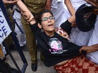 Police detains the activists of SFI ( Students Federation of India) and DYFI ( Democratic Youth Federation of India), the student and the yo...