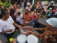 Social workers distributed free poridge for iftar, he evening meal when Muslims end their fast at the time of sunset during the holy month o...