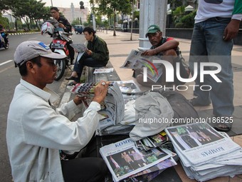 SEMARANG, INDONESIA - JULY 23: Indonesian people read newspapers announcing headlines on the victory of Indonesian Presidential Candidate Jo...