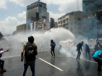 Supporters of the venezuelan opposition clash with security forces during a demonstration in Caracas, today April 4, 2017. Protesters clashe...