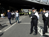 Police line the streets and thousands of people gather near Southwalk Cathedral as PC Keith Palmer's funeral is held in London, UK, on 10 Ap...