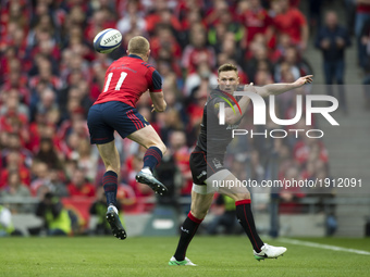 Keith Earls of Munster and Chris Ashton of Saracens during the European Rugby Champions Cup Semi-Final match between Munster Rugby and Sarac...