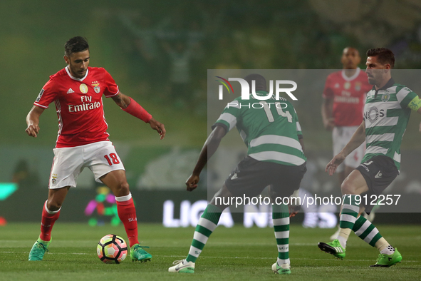 Benfica's Argentine midfielder Eduardo Salvio vies with Sporting's Portuguese midfielder William Carvalho (C ) and Sporting's Portuguese mid...