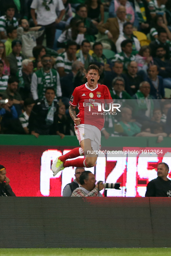 Benfica's Swedish defender Victor Lindelof celebrates after scoring a goal during the Portuguese League football match Sporting CP vs SL Ben...