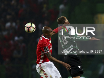 Sporting's forward Bas Dost (R) vies with Benfica's Brazilian defender Luis Da silva 'Luisao' during the Portuguese League  football match b...