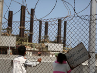 Palestinian children look to Gaza's power plant through a barbed fence in Nuseirat in the central Gaza Strip January 23, 2017.. The Gaza Str...