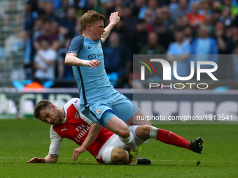 Arsenal's Aaron Ramsey tackles Manchester City's Kevin De Bruyne during The Emirates FA Cup - Semi-Final match between Arsenal and Mancheste...