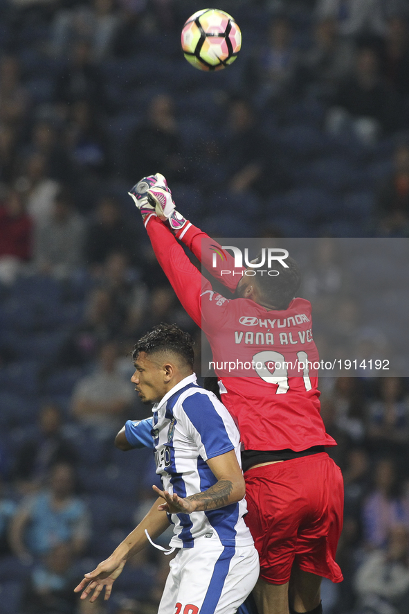 Porto's Brazilian forward Soares (L) jump with Feirense's Brazilian goalkeeper Vana (R) during the Premier League 2016/17 match between FC P...