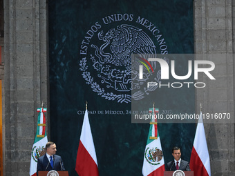 President of Poland Andrzej Duda (L) and  President of Mexico Enrique Pena Nieto during the  media meeting at National Palace on April 24, 2...