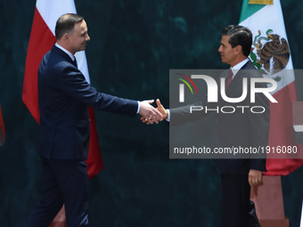 President of Poland Andrzej Duda (L) and  President of Mexico Enrique Pena Nieto They shake hands after the  media meeting at National Palac...