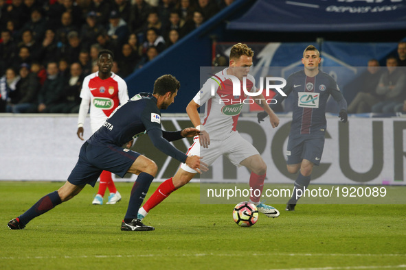 Monaco's French forward Irvin Cardona (R) vies with 8 Paris Saint-Germain's Italian midfielder Thiago Motta (L) during the French Cup semi-f...