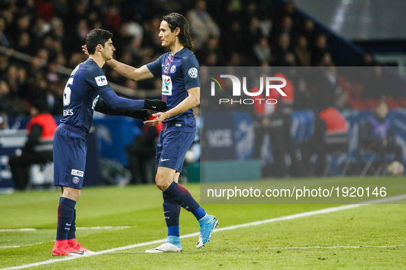 Paris Saint-Germain's Uruguayan forward Edinson Cavani (R) cheers Paris Saint-Germain's Portuguese forward Goncalo Guedes (L) as he leaves t...