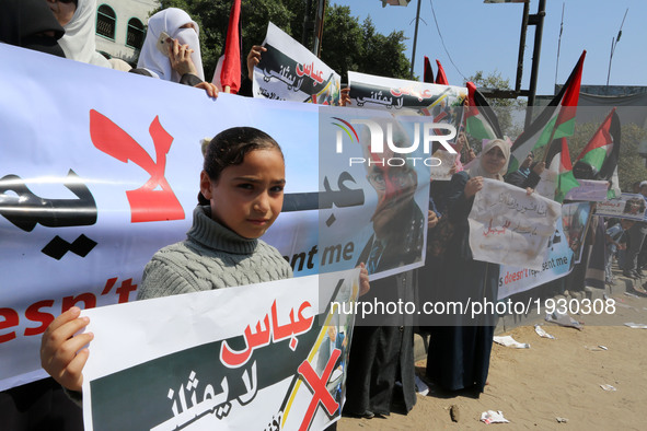 Supporters of Hamas, Islamic Jihad and Al-Ahrar movement, protest against Palestinian Authority president Mahmud Abbas in Gaza Strip on 2 Ma...
