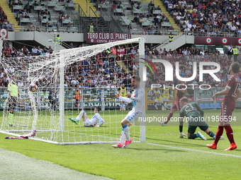 Jos Callejon (SSC Napoli) scores during the Serie A football match between Torino FC and SSC Napoli at Olympic stadium Grande Torino on may...