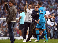 Fan shanks hands with Tottenham Hotspur's Hugo Lloris
during Premier League match between Tottenham Hotspur and Manchester United at White H...