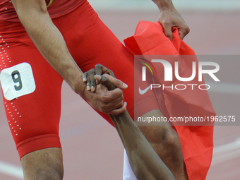 Ali Khamis Khamis of Bahrain helps his team-mate Abbas Abubakar Abbas at the finish line of Men's 400m, during day six of Baku 2017 - 4th Is...