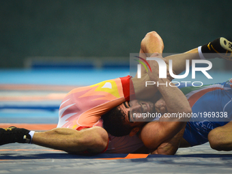 Ikhtiyor Navruzov of Uzbekistan competes against Mostafa Hosseinkhani of Iran in the Mens Freestyle Wrestling 70kg quarter-finals during Bak...