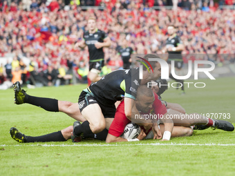 Simon Zebo of Munster scores a try during the Guinness PRO12 Semi-Final match between Munster Rugby and Ospreys at Thomond Park Stadium in L...