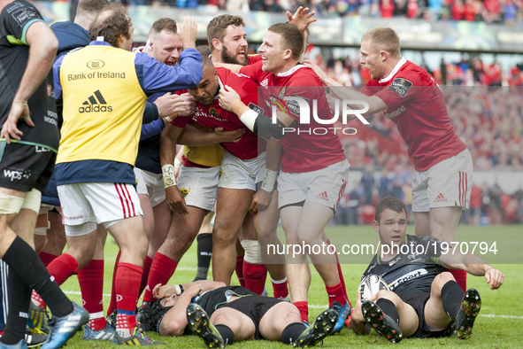 Munster players celebrate Simon Zebo try during the Guinness PRO12 Semi-Final match between Munster Rugby and Ospreys at Thomond Park Stadiu...