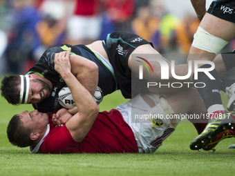 Tommy O'Donnell of Munster and Scott Baldwin of Ospreys during the Guinness PRO12 Semi-Final match between Munster Rugby and Ospreys at Thom...