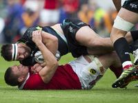Tommy O'Donnell of Munster and Scott Baldwin of Ospreys during the Guinness PRO12 Semi-Final match between Munster Rugby and Ospreys at Thom...