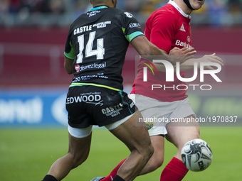 Tyler Bleyendaal of Munster with Keelan Giles of Ospreys during the Guinness PRO12 Semi-Final match between Munster Rugby and Ospreys at Tho...