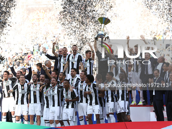 Juventus team celebrates victory holding Serie A cup after the Serie A football match n.37 JUVENTUS - CROTONE on 21/05/2017 at the Juventus...