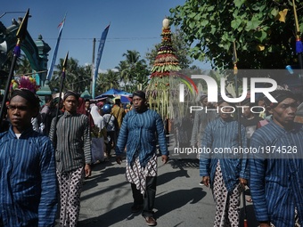  Javanese follows Nyadran ritual at Sewu Cemetery, Yogyakarta, Indonesia on May 22, 2017. Nyadran ritual is a tradition to clean up and pray...