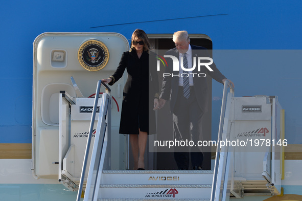 First Lady Melania Trump, refuse to touch Donald Trump's hand in Airport Fiumicino in  Rome on may 23, 2017 