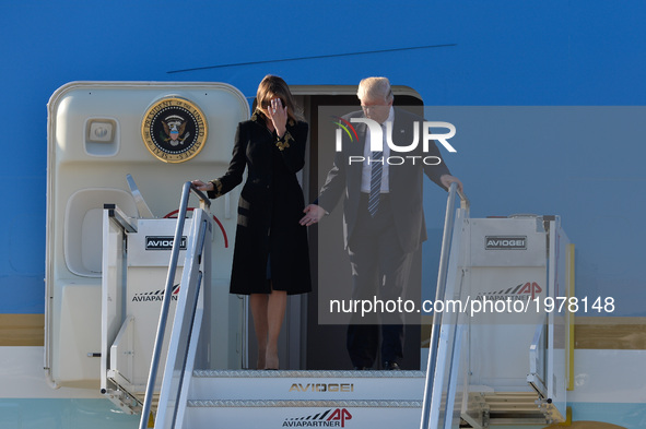 First Lady Melania Trump, refuse to touch Donald Trump's hand in Airport Fiumicino in  Rome on may 23, 2017 