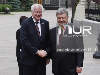 Ukrainian President Petro Poroshenko (R) and Bavarian Premier Horst Seehofer (L) during their meeting in Kiev, Ukraine, 25 May, 2017. (