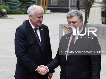 Ukrainian President Petro Poroshenko (R) and Bavarian Premier Horst Seehofer (L) during their meeting in Kiev, Ukraine, 25 May, 2017. (
