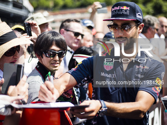 03 RICCIARDO Daniel from Australia of Red Bull Tag Heuer RB13 signing autographs to the fans during the Monaco Grand Prix of the FIA Formula...