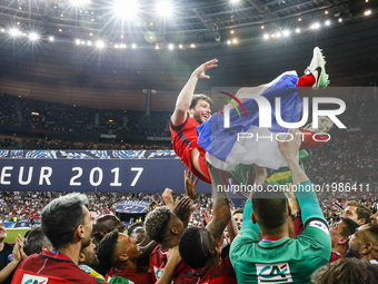 Paris Saint-Germain's Brazilian defender Maxwell  is lifted by teammates after winning the French Cup final football match between Paris Sai...