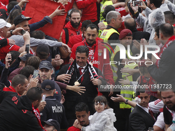 Benfica's coach Rui Vitoria  (C)  celebrate with his players and supporters after winning the Portugal Cup football final match between SL B...