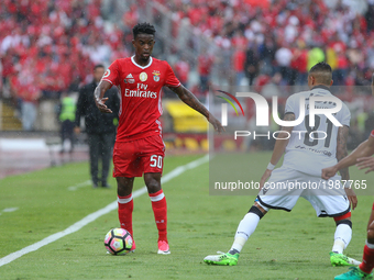 Benficas defender Nelson Semedo from Portugal (L) and Vitoria Guimaraes forward Raphinha (R) during the match between SL Benfica and Vitoria...