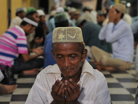 Indian Muslim people gather at the historical Tipu Sultan Masque to break their first Roza as the holy month of Ramadan begins, on May 28, 2...