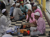 Indian Muslim people gather at the historical Tipu Sultan Masque to break their first Roza as the holy month of Ramadan begins, on May 28, 2...