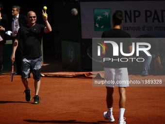 Coach Andre Agassi looks on as Novak Djokovic of Serbia practices on day two of the 2017 French Open at Roland Garros on May 29, 2017 in Par...