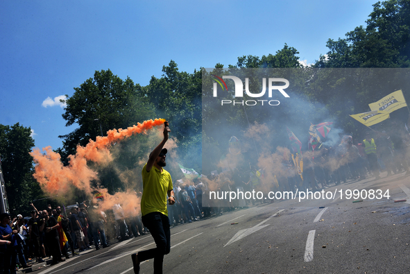 People holding smoke bombs march during a protest by a Spanish taxi drivers in Madrid on 30 th May, 2017. 