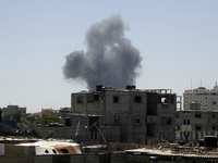 Smoke rises following what witnesses said were Israeli air strikes in Rafah in the southern Gaza Strip on August 1, 2014. A Gaza ceasefire c...