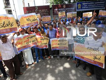 Sri Lankan supporters of former president Mahinda Rajapakse shout slogans demanding the president Maithripala Sirisena led government to sto...