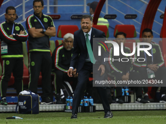 Mexico national team head coach Juan Carlos Osorio (C) during the Group A - FIFA Confederations Cup Russia 2017 match between Russia and Mex...