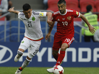 Alexander Samedov (R) of Russia national team and Luis Reyes of Mexico national team vie for the ball during the Group A - FIFA Confederatio...